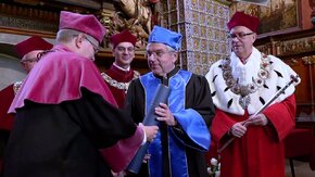Relacja z uroczystości nadania tytułu doktora honoris causa Uniwersytetu Gdańskiego doktorowi Thomasowi Bachowi.
Uroczystość miała miejsce 6 listopada 2019 r. w Dworze Artusa w Gdańsku.