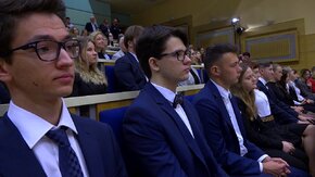 Nowy rok akademicki 2019/2020 na Uniwersytecie Gdańskim rozpoczęło ponad 26 tysięcy studentów, doktorantów i słuchaczy studiów podyplomowych oraz 1700 nauczycieli akademickich. Na pierwszy rok studiów uczelnia przyjęła niemal 10 tysięcy studentów.
 
Jubileuszowa inauguracja roku akademickiego 2019/2020 na Uniwersytecie Gdańskim, z udziałem zaproszonych gości i społeczności akademickiej, odbyła się 30 września 2019 roku w auli Wydziału Prawa i Administracji UG.