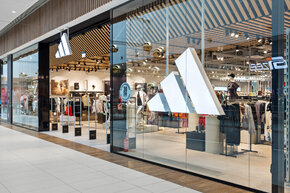 Salon Adidas w Centrum Riviera w nowym koncepcie.jpg