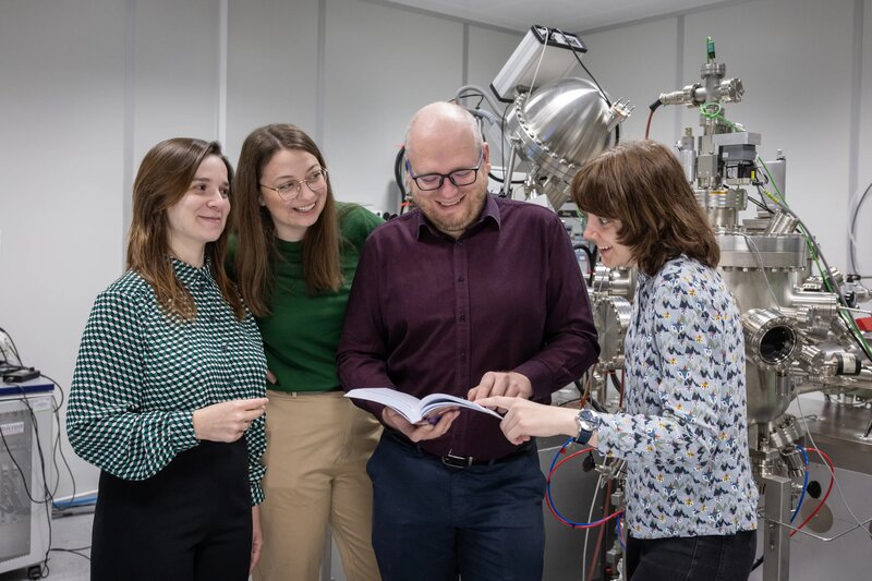 Na zdj. od lewej: dr inż. Wiktoria Lipińska (IMP PAN, absolwentka PG), mgr Angelika Łepek (WFTiMS PG), prof. Jacek Ryl (WFTiMS PG), mgr inż. Stefania Wolff (WFTiMS PG i IMP PAN). Fot. Krzysztof Mystkowski / Politechnika Gdańska