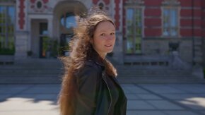 Poznaj trzy niezwykłe historie absolwentów Politechniki Gdańskiej, którzy dzięki swojej pasji, wiedzy i determinacji zmieniają świat – na lądzie, wodzie i w chmurze danych.

Paweł Tarnowski – olimpijczyk, mistrz Europy, wicemistrz świata w windsurfingu.
Łukasz Osowski – współtworzył IVONA Software – polski syntezator mowy, który zdobył międzynarodowe uznanie, pokonując gigantów takich jak IBM i Microsoft w konkursie Blizzard Challenge. W 2013 IVONA została kupiona przez Amazon, a technologia stworzona przez Łukasza Osowskiego i Michała Kaszczuka stała się fundamentem dla asystenta głosowego Alexa. Dziś rozwija startup Vika Life, wspierający zdrowy styl życia.
Basia Klaudel – innowatorka w świecie AI i medycyny, wyróżniona w konkursie Forbes 25Under25. Współzałożycielka The Lion.AI.

To tylko przedsmak ich historii – pełne filmy o każdym z bohaterów znajdziesz na naszym kanale! 🔗