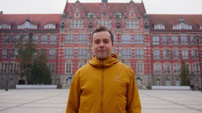 Łukasz Osowski, absolwent Politechniki Gdańskiej (wydział ETI), współtworzył IVONA Software – polski syntezator mowy, który zdobył międzynarodowe uznanie, pokonując gigantów takich jak IBM i Microsoft w konkursie Blizzard Challenge. W 2013 IVONA została kupiona przez Amazon, a technologia stworzona przez Łukasza Osowskiego i Michała Kaszczuka stała się fundamentem dla asystenta głosowego Alexa. Obecnie Łukasz Osowski kieruje firmą Lab4Life, rozwijając aplikację Vika Life, która wspiera użytkowników w prowadzeniu zdrowego stylu życia poprzez analizę danych i spersonalizowane rekomendacje.