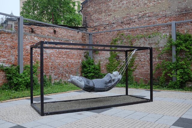 5_ Barbara Falender, Sarkofag dla rodziców, 2011, czarny wapień dębnicki, stal_ Zakup w ramach programu MKiDN „Regionalne kolekcje sztuki współcze.jpg