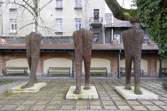 3_ Magdalena Abakanowicz, Postacie kroczące, 2005–2006, żeliwo_ Depozyt Fundacji Marty Magdaleny Abakanowicz-Kosmowskiej i Jana Kosmowskiego (2).jpg