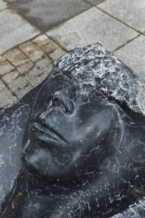 1_ Barbara Falender, Hommage dla Aliny Szapocznikow, 2023, czarny wapień dębnicki_ Dar artystki.jpg