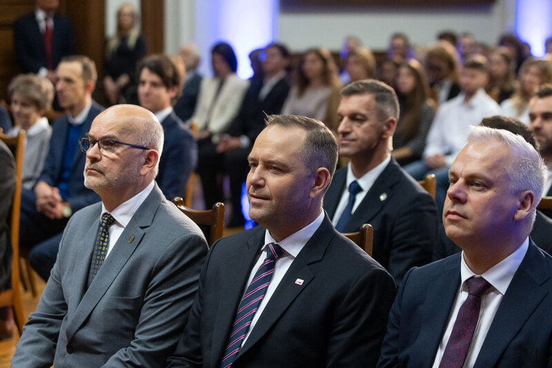 Na zdj. Karol Nawrocki, Prezydent Rzeczypospolitej Polskiej oraz prof. Grzegorz Berendt i Karol Kazimierz Rabenda, Podsekretarz Stanu w Kancelarii Prezydenta RP. Fot. Łukasz Głowala / Politechnika Gdańska