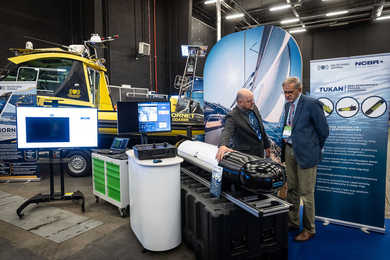 Prof. Jerzy Kowalski oraz prof. Lech Rowiński z Wydziału Inżynierii Mechanicznej i Okrętownictwa przy pojeździe TUKAN. Fot. Łukasz Głowala/PG