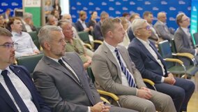 W pierwszym półroczu 2025 r. Grupa Enea wypracowała wynik EBITDA na poziomie 3,39 mld zł (niższy r/r o 2,4%). Przychody ze sprzedaży oraz inne dochody wyniosły blisko 14,1 mld zł wobec 16,1 mld zł w analogicznym okresie ubiegłego roku. Zysk netto był wyższy r/r o 2,7% i wyniósł ponad 2 mld zł. Wskaźnik dług netto/EBITDA LTM ukształtował się na poziomie 0,08 wobec 0,39 w pierwszym półroczu 2024 r., co daje przestrzeń do pozyskiwania zewnętrznego finansowania dłużnego z przeznaczeniem na realizację celów strategicznych. Dobre wyniki finansowe i wzrost EBITDA odnotowały segmenty dystrybucji, obrotu i wydobycia. Zarząd Enei spotkał się na konferencji wynikowej z analitykami i mediami.