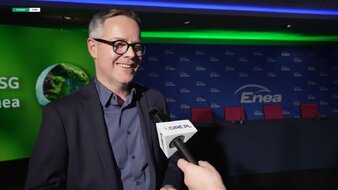 W ciągu dziewięciu miesięcy 2025 roku Grupa Enea przeznaczyła na inwestycje rekordowe 4,4 mld zł. To podwojenie nakładów na rozwój Grupy w stosunku do analogicznego okresu roku ubiegłego, w którym nakłady te wyniosły blisko 2,1 mld zł. O szczegółach mówi Marek Lelątko, wiceprezes Enei ds. finansowych.

Podczas listopadowej konferencji prasowej Grupa Enea ogłosiła również Strategię #EneaESG. Dokument wyznacza kierunki transformacji środowiskowej, społecznej i zarządczej, wpisując się w strategię biznesową Grupy. Więcej o zrównoważonej #TransformacjaEnei opowiada Dalida Gepfert, wiceprezeska Enei ds. korporacyjnych.