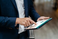 man-tablet-george-screen-english
    