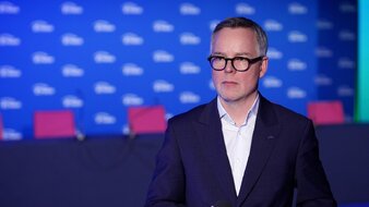 Grupa Enea wchodzi w kolejny etap transformacji energetycznej. Najbliższe miesiące mają upłynąć pod znakiem wydatków na nowe moce gazowe w Kozienicach, modernizację sieci dystrybucyjnej, rozwój OZE i cyfryzację. Łączne nakłady inwestycyjne mają wzrosnąć w tym roku do 9 mld zł.

Więcej na: