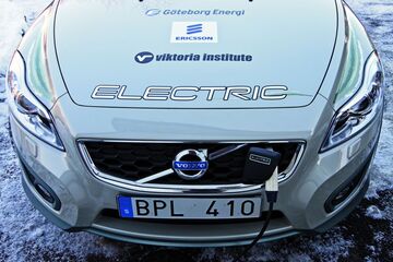 Samochód pokazowy marki Volvo z napędem elektrycznym który umożliwia kierowcom wybór i kontrolę harmonogramu doładowań. Więcej szczegółów: http://media.ericsson.pl/pr/204530/elastyczny-system-doladowan-ulatwia-korzystanie-z-samochodow-elektrycznych