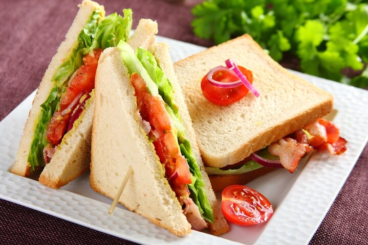 Sandwich z bekonem, sałatą i pomidorem.jpg