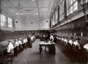 Telefonistki przy pracy, Warszawa rok 1927.jpg