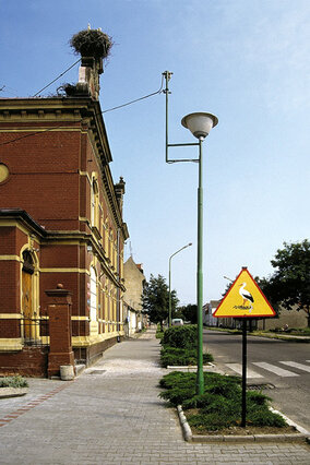 Bociani znak drogowy przy budynku Urzędu Gminy w Słońsku, aby ostrzegać przechodniów przed grożącym \'bombardowaniem\'. (foto P. Szymoński)