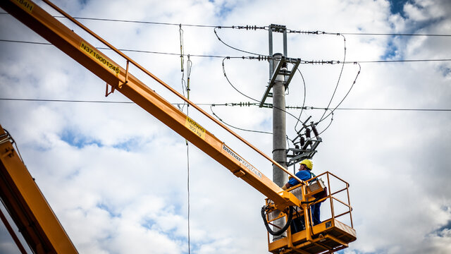 Pionowanie słupów energetycznych Enei w okolicach Czerniejewa (woj. wielkopolskie) 09