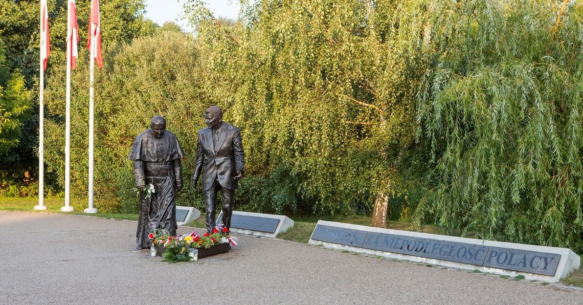 pomnik Jana Pawła II i Ronalda Reagana.jpg