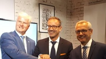 od lewej: Martin Mellor, szef firmy Ericsson w Polsce, Jean Francois Falalcher, Orange Polska, Minister Marek Zagórski, Minister Cyfryzacji