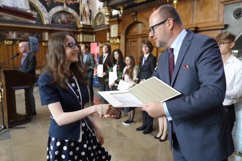 Prezydent Gdańska Paweł Adamowicz, inicjator programu stypendialnego podczas wręczania stypedni