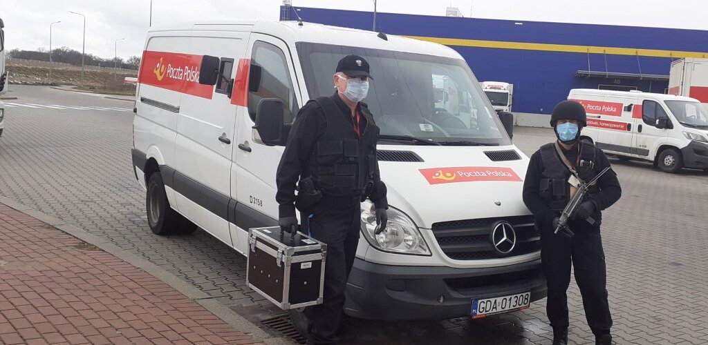 Poczta Polska zakupiła maseczki dla pracowników ochrony w Wojskowym Przedsiębiorstwie Handlowym