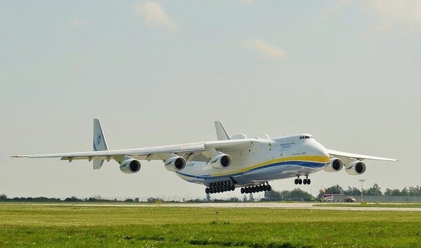 Największy transportowy samolot świata, przywiezie do Polski środki do walki z koronawirusem