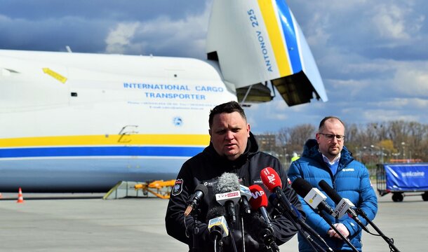 Największy samolot transportowy świata przywiózł do Polski sprzęt medyczny. Posłuży w walce z epidemią Covid-19