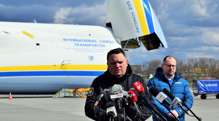 The world's largest transport plane brought medical equipment to Poland. It will serve to fight the Covid-19 epidemic