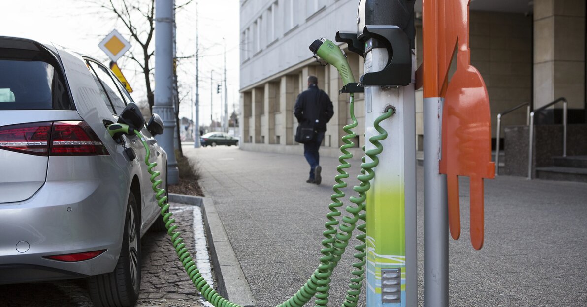 Auto elektryczne ladowanie fot. J. Pinkas gdansk.pl