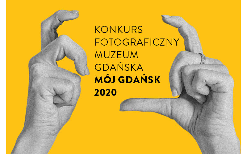 Grafika konkursu przedstawia dwie dłonie w pozycji jakby trzymały aparat. Pomiędzy dłońmi napisy w pięciu liniach Konkurs fotograficzny Muzeum Gdańska Mój Gdańsk 2020. 