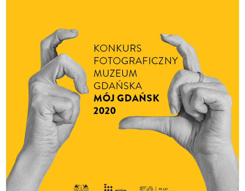 Grafika konkursu przedstawia dwie dłonie w pozycji jakby trzymały aparat. Pomiędzy dłońmi napisy w pięciu liniach Konkurs fotograficzny Muzeum Gdańska Mój Gdańsk 2020. 