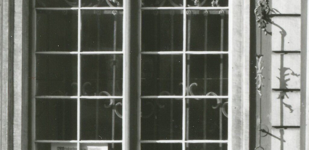 Zdjęcie przedstawia dawne okno Domu Uphagena. Po prawej stronie od niego dzwonek.  