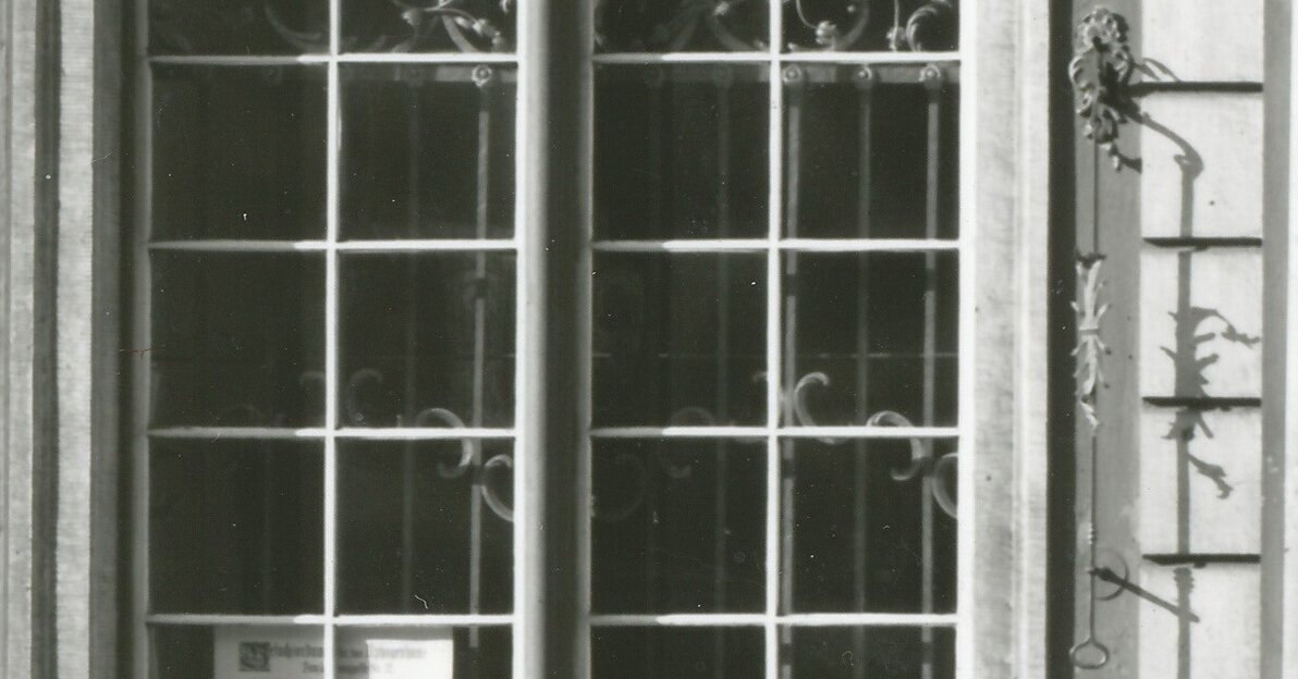 Zdjęcie przedstawia dawne okno Domu Uphagena. Po prawej stronie od niego dzwonek.  