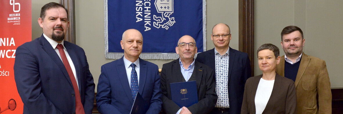 Od lewej: Damian Kuźniewski - dyrektor Centrum Transferu Wiedzy i Technologii PG, prof. Janusz Nieznański- prorektor ds. umiędzynarodowienia i unnowacji PG, dr Adam Burkiewicz- prezes A&A Biotechnology, dr inż. Sławomir Dąbrowski- R&D Manager A&A Biotechnology, dr inż. hab. Marta Wanarska- prof. PG, przedstawiciel twórców wynalazku, Robert Bajko- broker innowacji PG