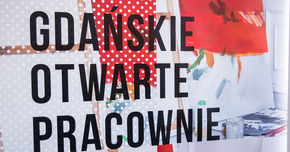 Napis Gdańskie Otwarte Pracownie, fragment plakatu. Widać także fragment nieukończonej pracy malarskiej.