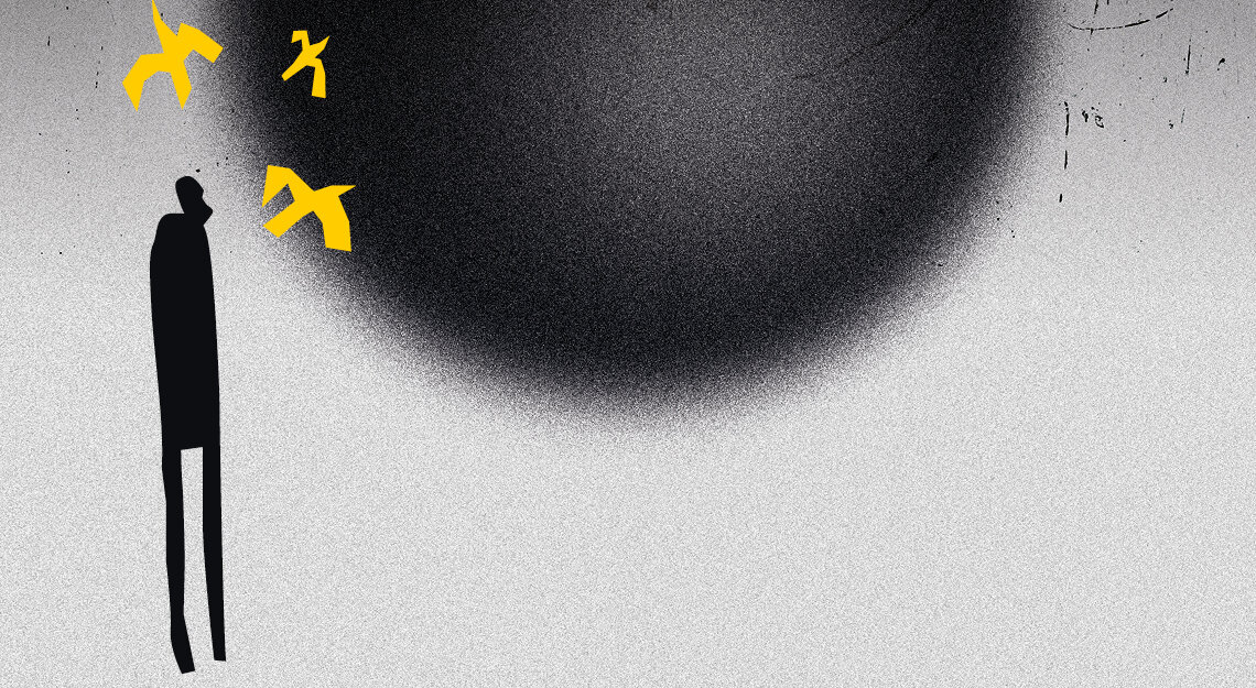 Szaro-czarna grafika przedstawia czarną kulę w centrum zdjęcia. Po lewej stronie od niej sylwetka człowieka otoczona żółtymi ptakami. 
