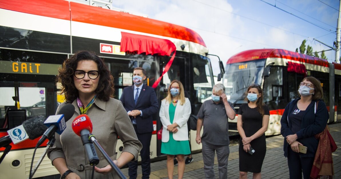 Nadanie patrona tramwajom, przemowienie A. Dulkiewicz, w tle zastępca prezydenta P. Borawski, przewodnicząca RM Agnieszka Owczarczak, senator RP B. Borusewicz 