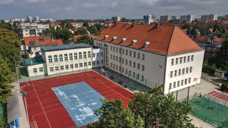 Budynek szkolny oraz boisko