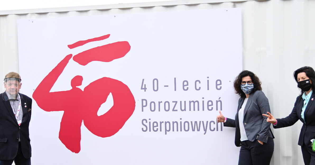 Na zdjęciu znajduje się prezydent Aleksandra Dulkiewicz, Magdalena Mistat zastępca dyrektora ECS, Jacek Bendykowski, prezes Fundacji Gdańskiej na tle napisu 40 rocznica podpisania porozumień sierpniowych
