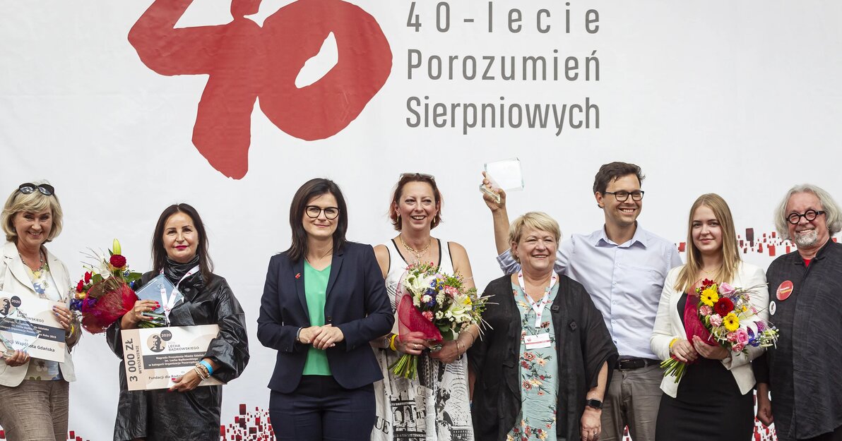 Na zdjęciu znajduje się prezydent Dulkiewicz oraz tegoroczni laureaci nagrody prezydenta Gdańska im. Lecha Bądkowskiego.