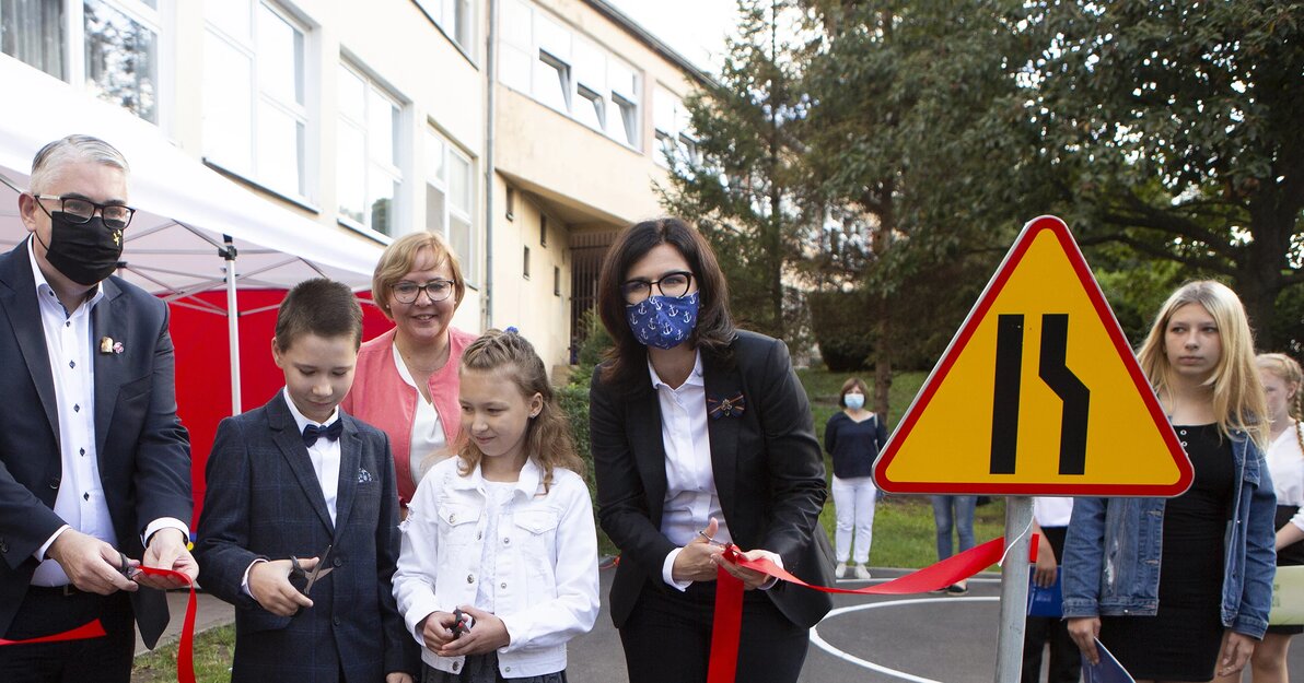 Przecięcie wstęgi otwierające Oruńskie Miasteczko Ruchu Rowerowego, prezydent A. Dulkiewicz, zastępca prezydenta P. Kowalczyk, dyrektor szkoly oraz dzieci. 