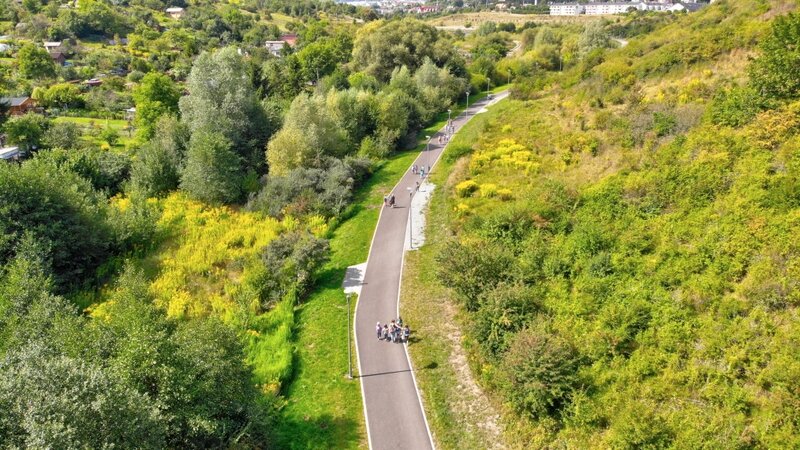 Na zdjęciu znajduje się istniejący już odcinek ścieżki otoczony zielenią.