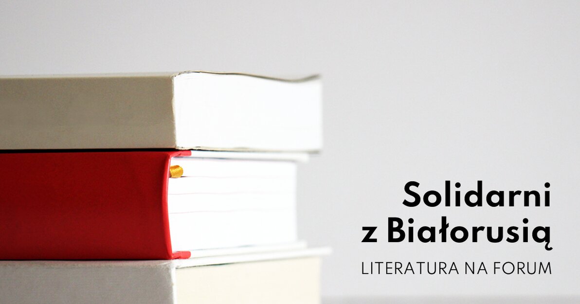 Grafika zapowiadająca wydarzenie Solidarni z Białorusią. Literatura na Forum. Po lewej stronie widoczny jest stos książek, po prawej zamieszczono informacje ze szczegółami wydarzenia - datą i miejscem.