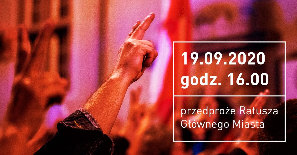 Na zdjęciu znajdują się dłonie uniesione w gest zwycięstwa. 