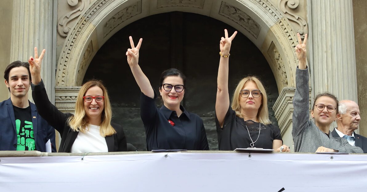 Na zdjęciu Magdalena Adamowicz, europosłanka, Aleksandra Dulkiewicz, prezydent Gdańska, Agnieszka Owczarczak przewodnicząca Rady Miasta Gdańska oraz przedstawiciele Młodzieżowej i Senioralnej Rady Miasta Gdańska, a także przedstawicielka mniejszości białoruskiej.
