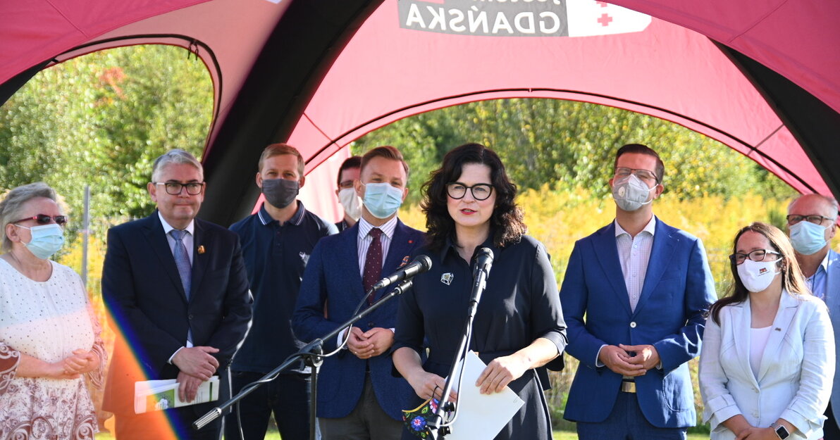 Aleksandra Dulkiewicz, prezydent Gdańska, Piotr Kowalczuk, zastępca prezydenta ds. edukacji i usług społecznych, radni Gdańska.