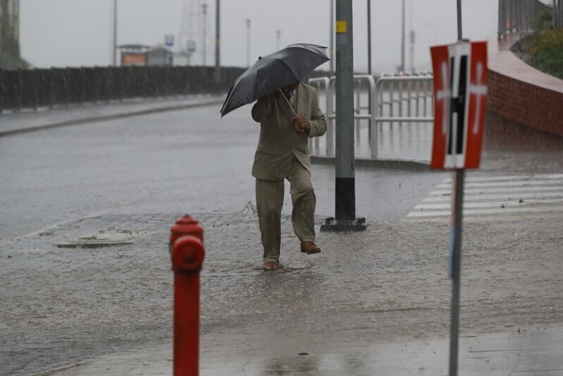 Czlowiek z parasolem w czasie intensywnych opadów deszczu. Fot. Grzegorz Mehring
