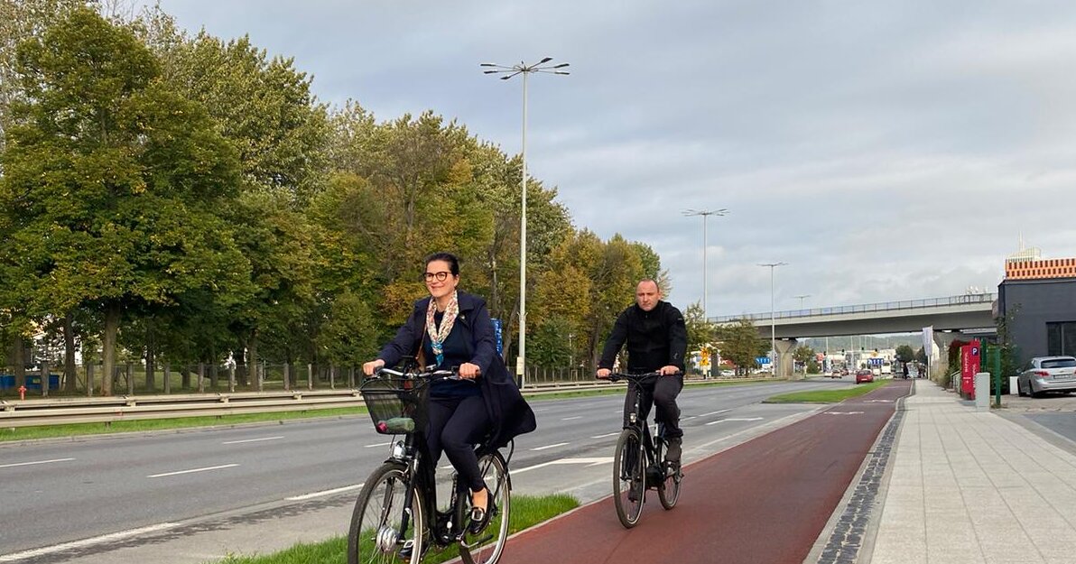 Przejazd Aleksandry Dulkiewicz na rowerze nowa ścieżką rowerową wzdłuż ul. Grunwaldzkiej 