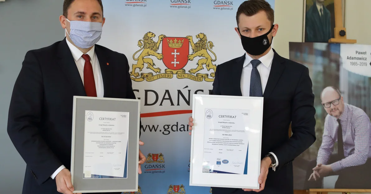 Na zdjęciu Piotr Borawski, zastępca prezydent ds. przedsiębiorczości i ochrony klimatu i Michał Chudziński, dyrektor pionu certyfikacji PRS. Panowie prezentują certyfikaty. 