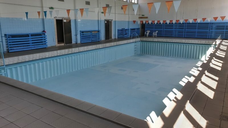 Na zdjęciu niecka basenu przeznaczonego do remontu.