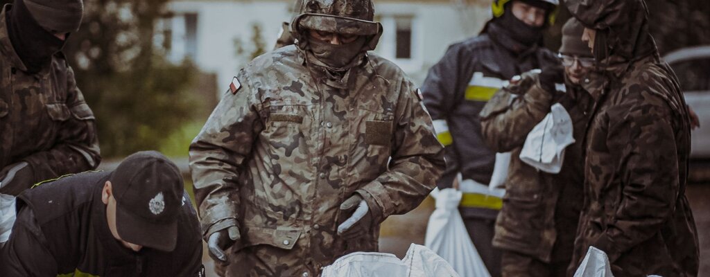 Dolnośląscy Terytorialsi wspierają strażaków w akcji przeciwpowodziowej w gminie Dzierżoniów